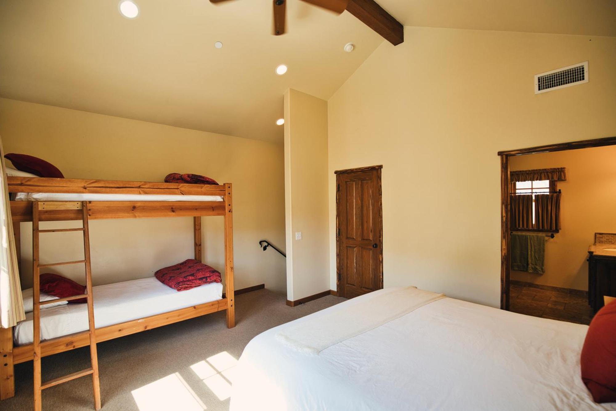 Circle Bar B Guest Ranch Hotel Capitan Екстериор снимка